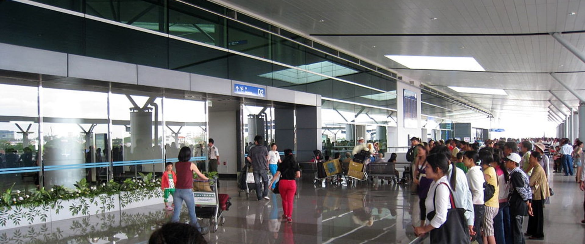 What is the name of ho chi minh international airport?